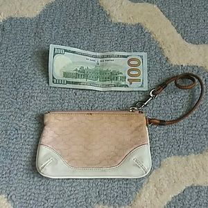 🗽 Classic c emblem wristlet